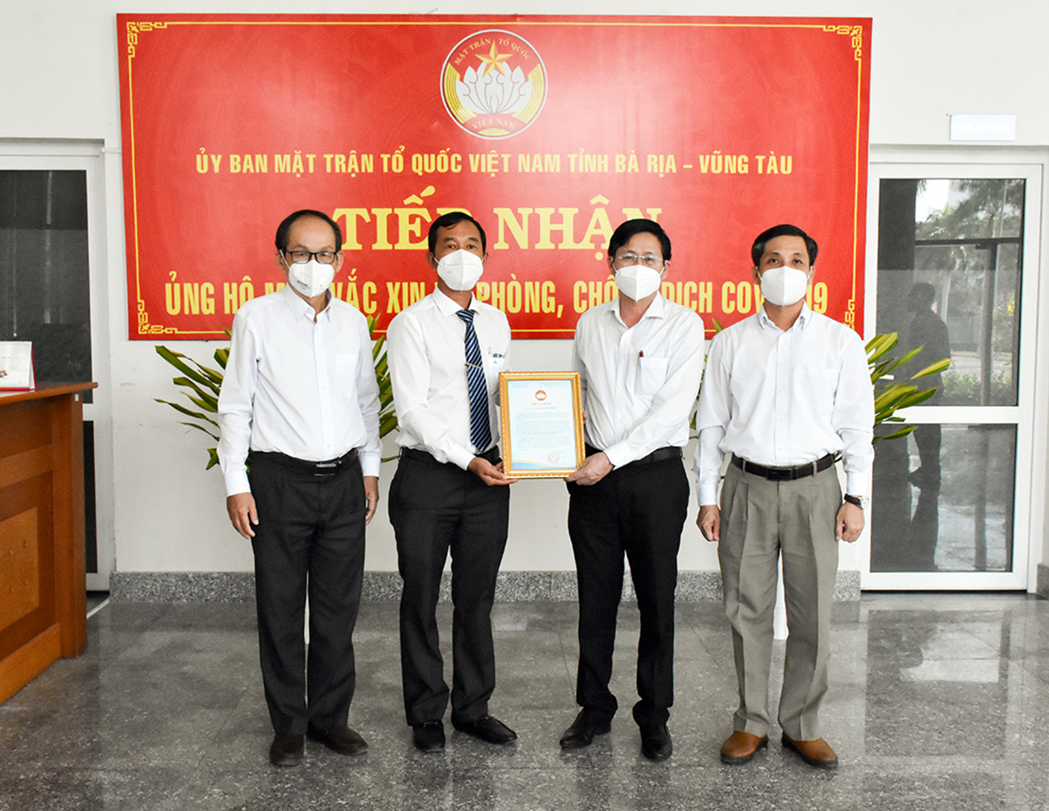 Ông Lê Ngọc Khánh, Phó Chủ tịch UBND tỉnh (thứ hai từ phải qua) trao Thư cảm ơn Tập đoàn Phương Trang.
