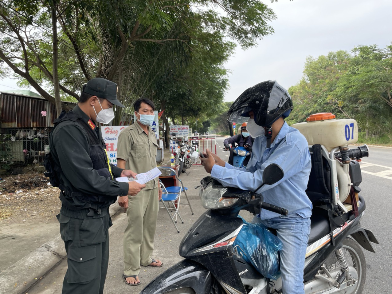 Lực lượng chức năng kiểm tra giấy tờ người vào xã Long Sơn.