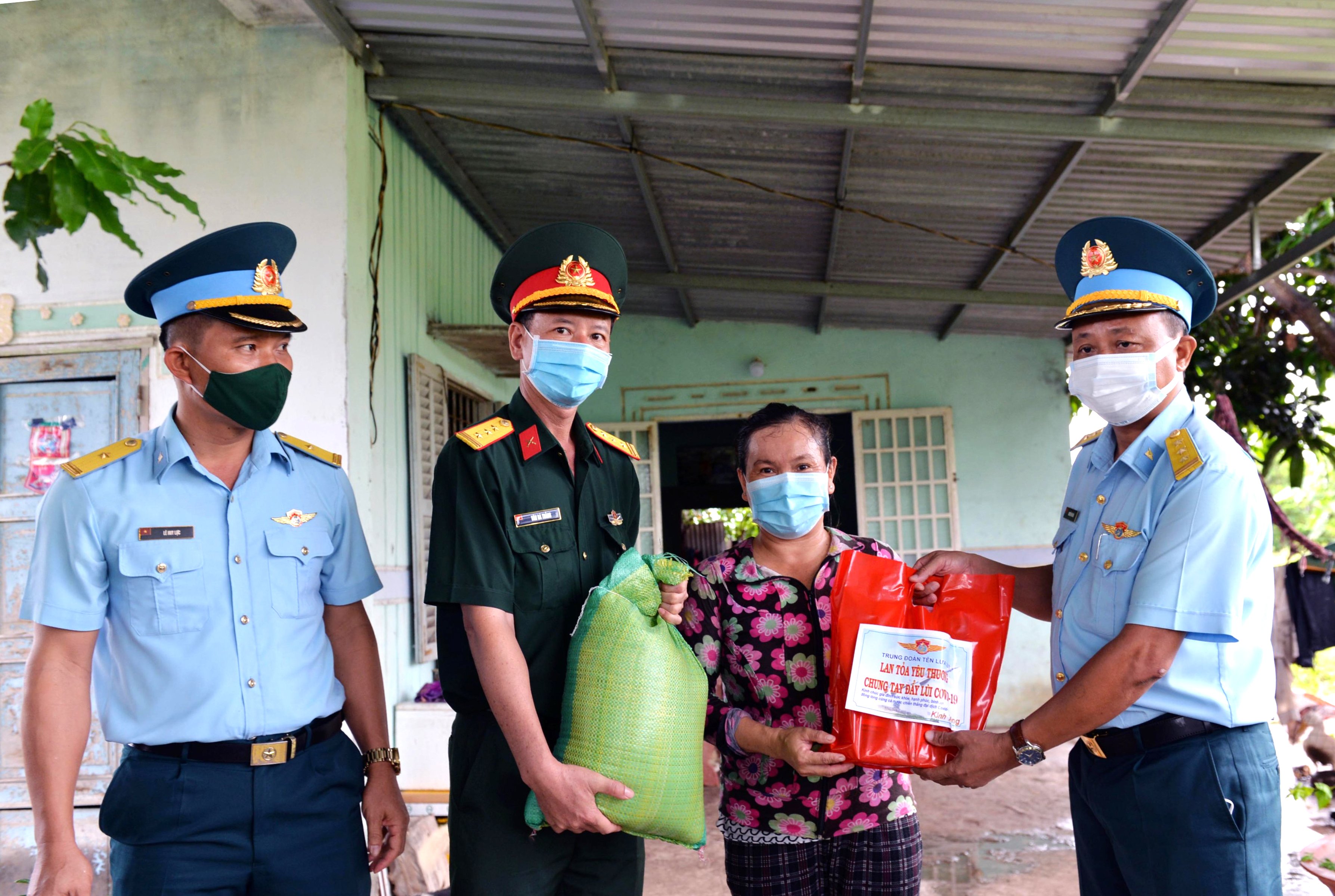 Đại diện Ban CHQS huyện Đất Đỏ và Trung đoàn 261 (Sư đoàn 367, Quân chủng Phòng không - Không quân) tặng quà cho các hộ dân có hoàn cảnh khó khăn do ảnh hưởng của dịch COVID-19 trên địa bàn huyện.