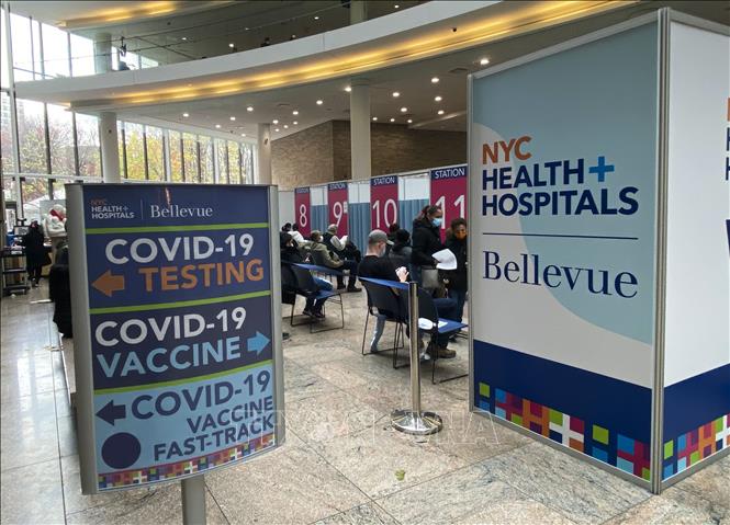 Người dân chờ tiêm vaccine ngừa COVID-19 tại New York (Mỹ),  ngày 3/12/2021.