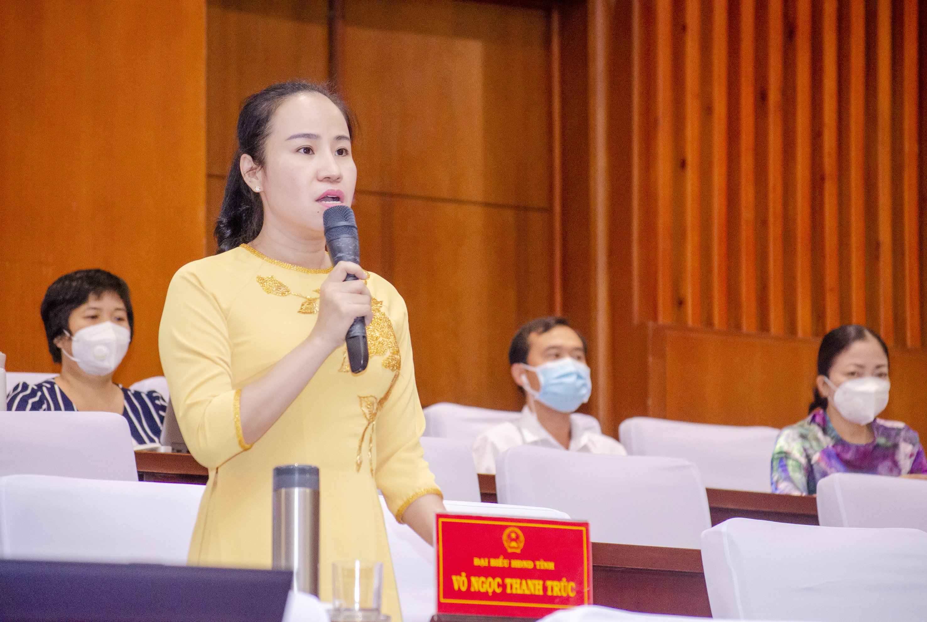 Đại biểu Võ Ngọc Thanh Trúc, Phó Trưởng Ban Tổ chức Tỉnh ủy trình bày về công tác phòng, chống dịch COVID-19 của tỉnh trong thời gian qua.