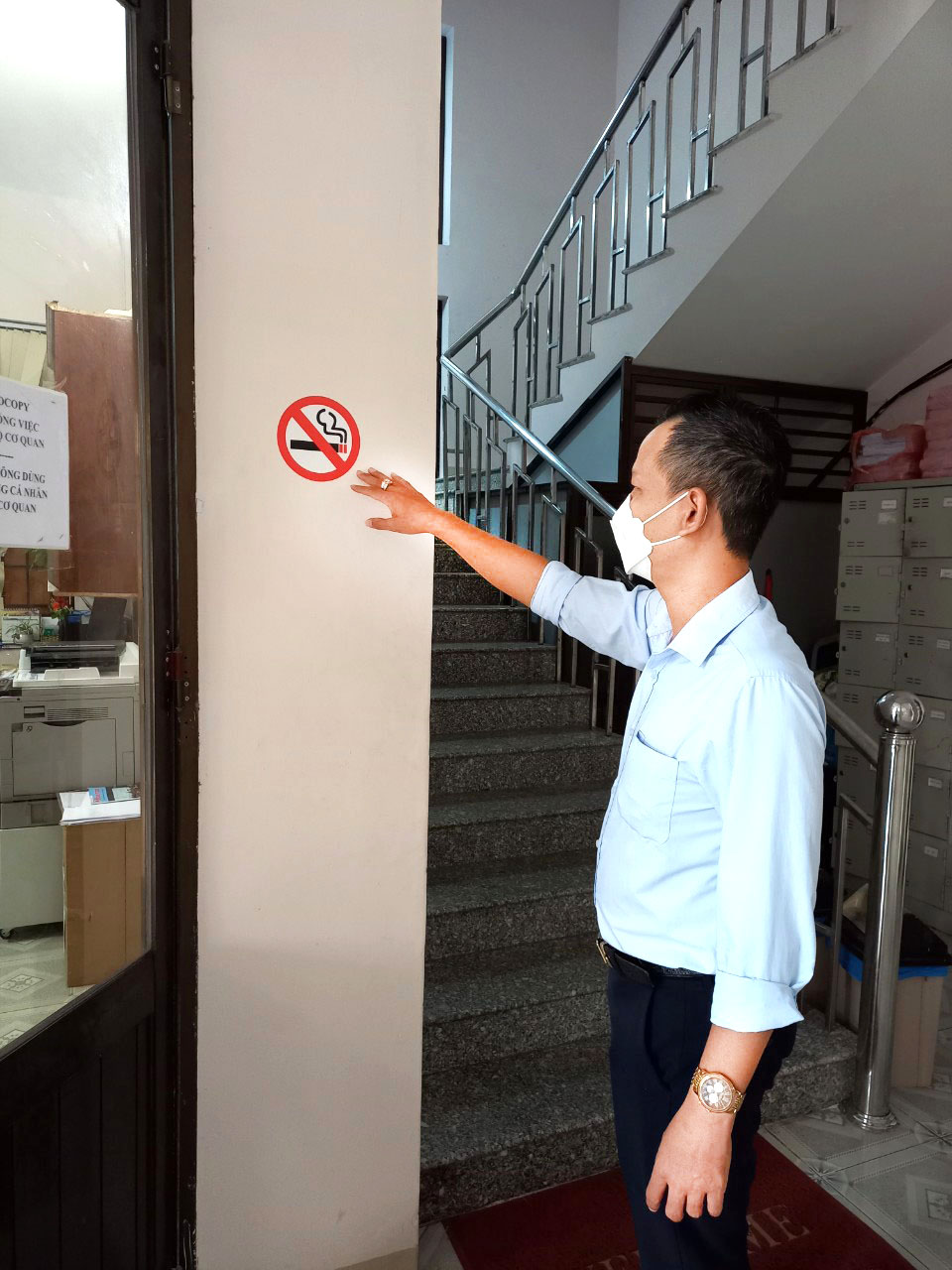 Bảng cấm hút thuốc được dán tại UBND phường 5, TP. Vũng Tàu.