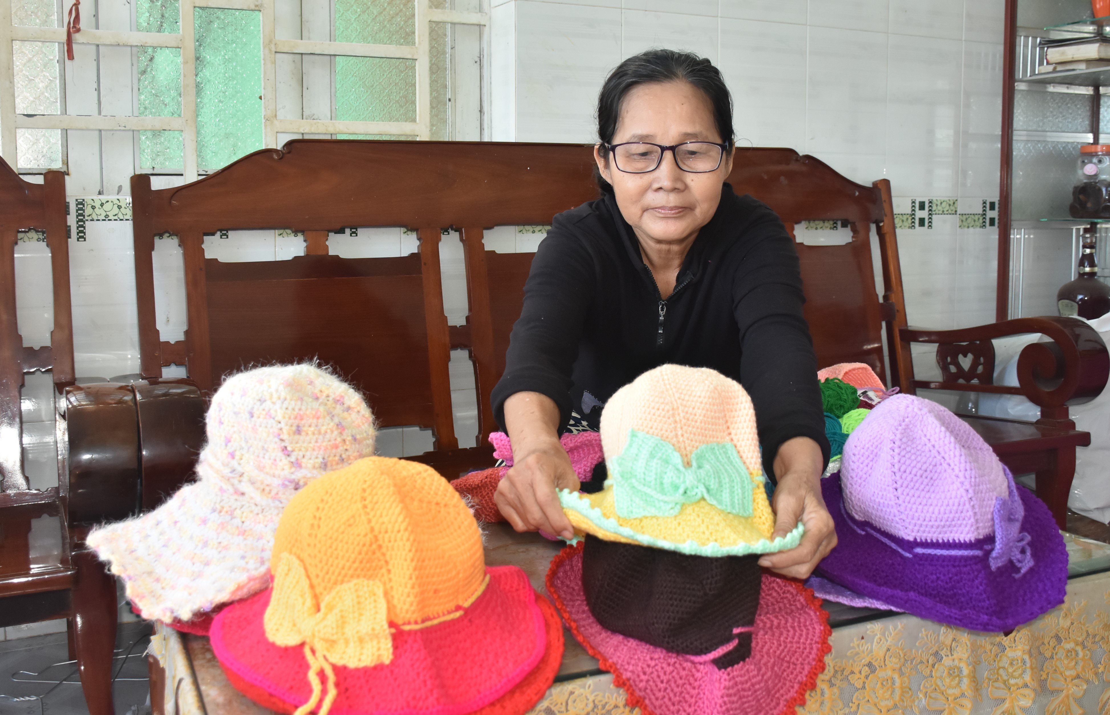 Những chiếc nón len với nhiều màu sắc bắt mắt được tạo nên từ đôi tay khéo léo của bà Nguyễn Thị Thành  (thôn 5, xã Bình Trung) .