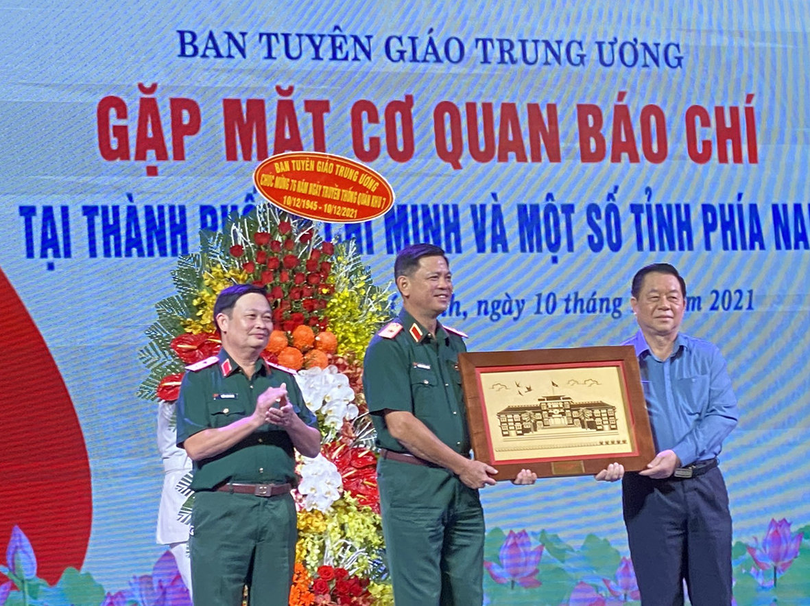 Lãnh đạo Quân khu 7 tặng quà lưu niệm Ban Tuyên giáo Trung ương.