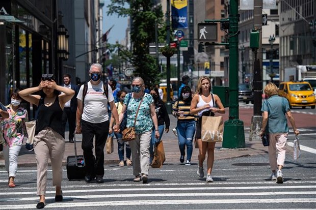 Người dân di chuyển trên một tuyến phố  ở New York (Mỹ).