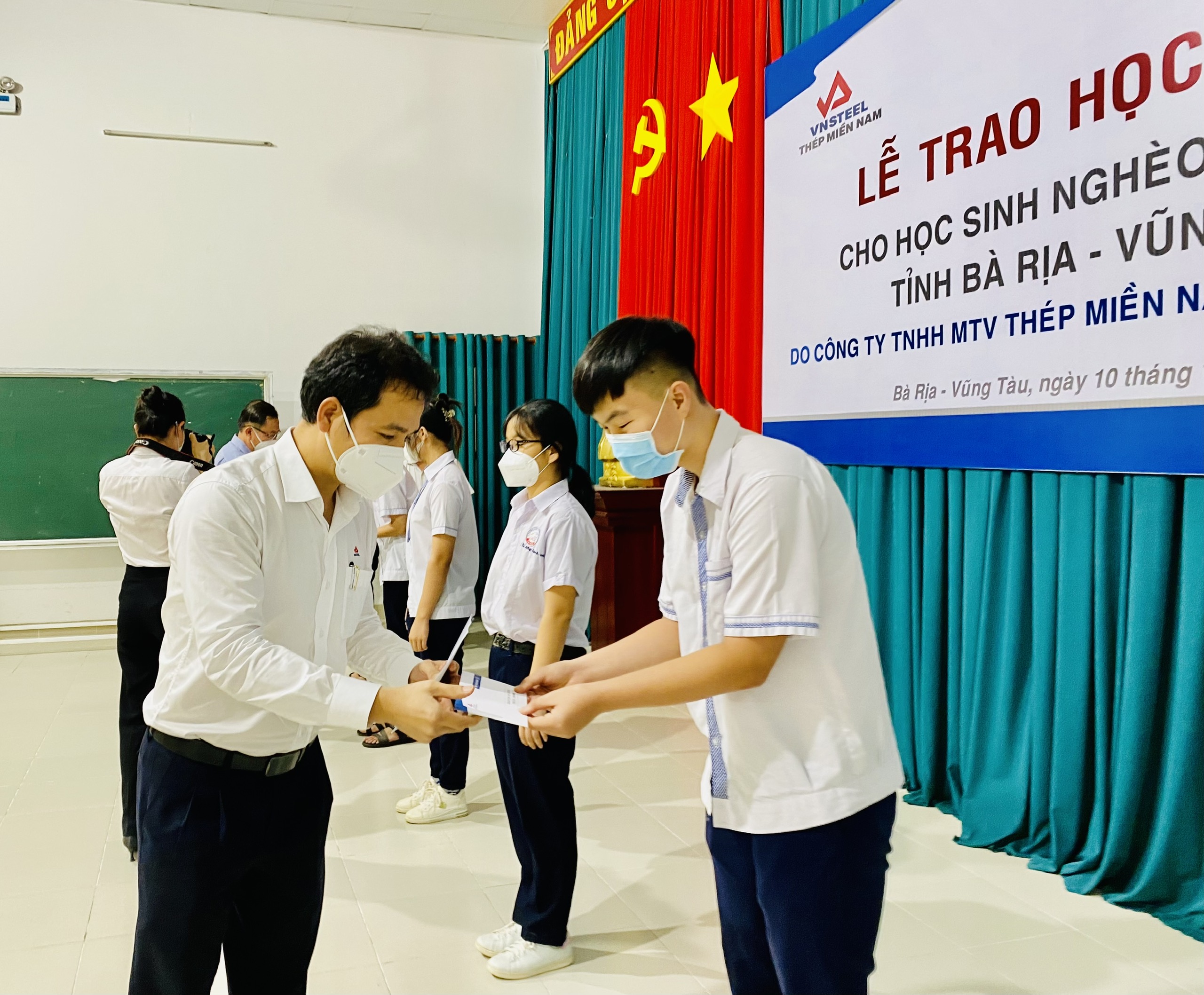 Ông Trần Ngọc Hanh, Chủ tịch Công đoàn Công ty TNHH MTV Thép Miền Nam-VNSTEEL trao học bổng cho các em HS nghèo hiếu học. Ảnh: MINH TÂM