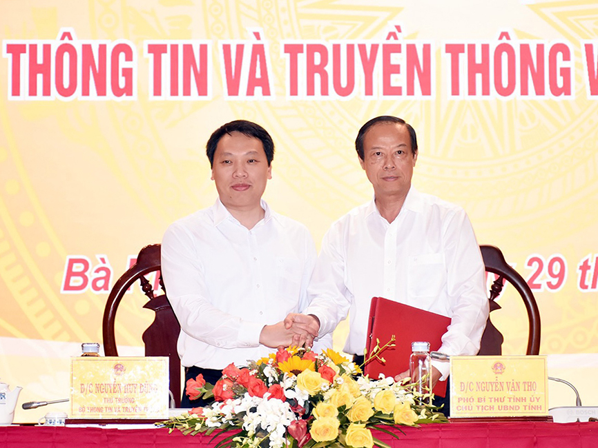 Bộ TT-TT và UBND tỉnh ký kết chương trình hành động thúc đẩy CĐS hồi tháng 3/2021.