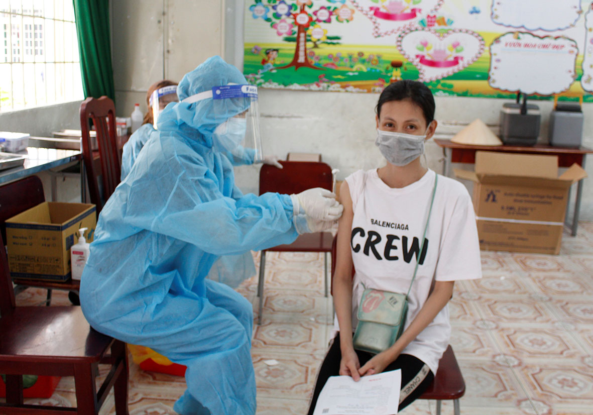 Nhân viên y tế tiêm vắc xin phòng COVID-19 cho người dân trên địa bàn TP.Vũng Tàu. Ảnh: HOÀNG HƯỜNG