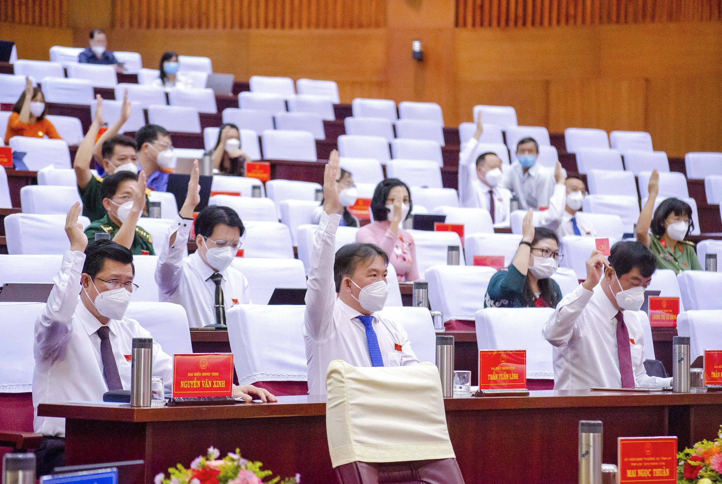 Đại biểu HĐND tỉnh biểu quyết thông qua Nghị quyết về phương hướng, nhiệm vụ phát triển kinh tế - xã hội, quốc phòng - an ninh năm 2022  của tỉnh. Ảnh: MẠNH THẮNG