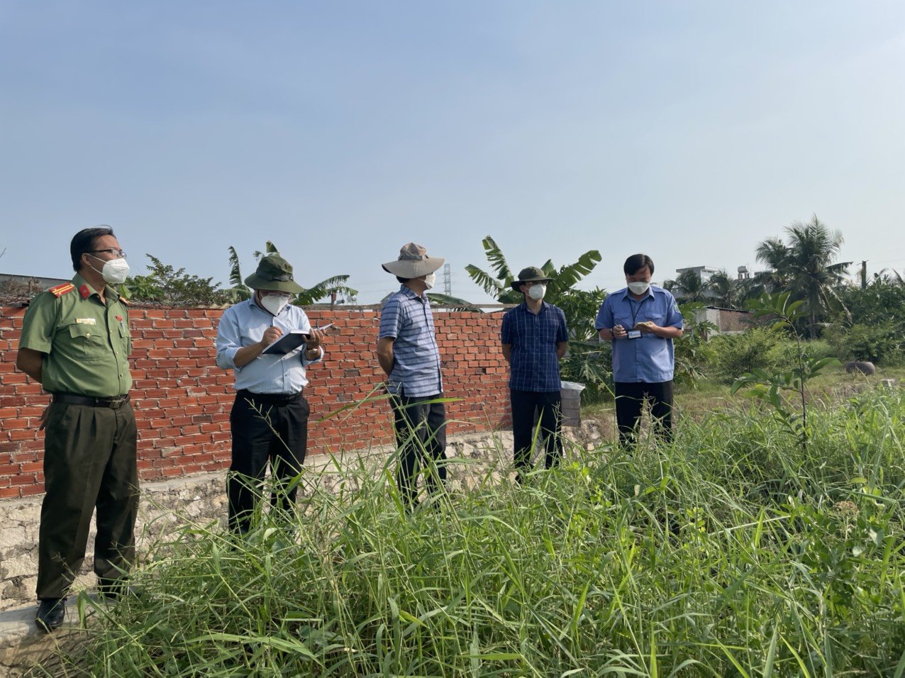 Ông Vũ Hồng Thuấn (thứ 2 từ phải qua), Phó Chủ tịch UBND TP. Vũng Tàu kiểm tra một công trình xây dựng trái phép tại hẻm 107/15 Đô Lương, phường 11, TP. Vũng Tàu.