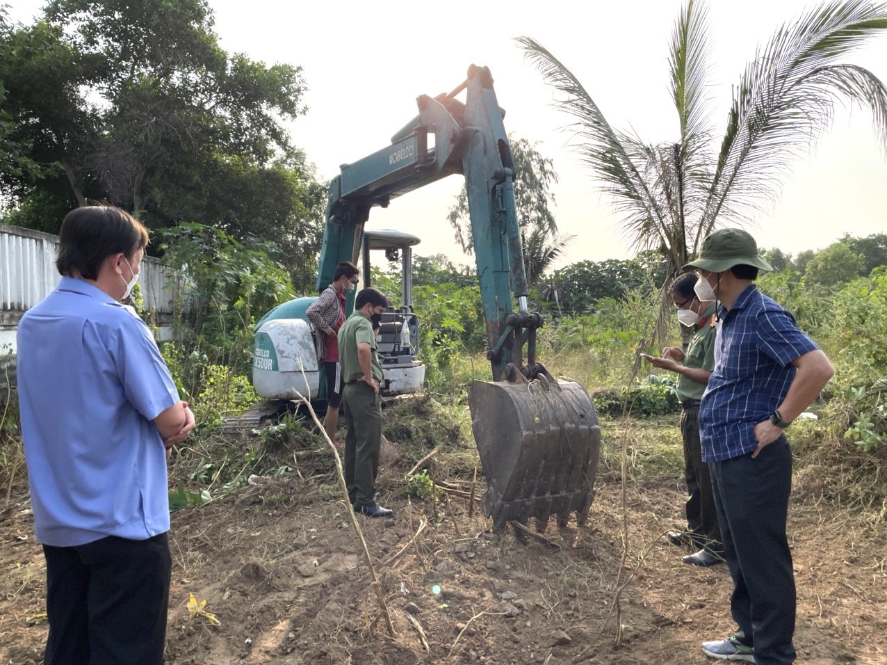 Ông Vũ Hồng Thuấn (bìa phải), Phó Chủ tịch UBND TP. Vũng Tàu kiểm tra khu đất san lấp trái phép tại đường 3/2, phường 11, TP.Vũng Tàu.