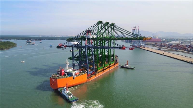 Tàu ZHEN HUA 28 quốc tịch Hồng Kông cập cảng bàn giao cẩu bờ thứ 6 cho CMIT.