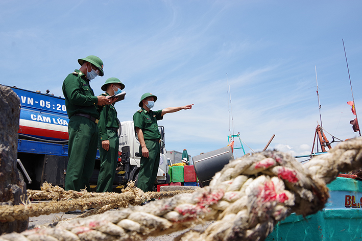 Thiếu tá Nguyễn Tấn Thành (phải), Đồn trưởng Đồn Biên phòng Phước Tỉnh tuần tra, kiểm soát tàu thuyền ra, vào cảng cá Tân Phước, xã Phước Tỉnh, huyện Long Điền.