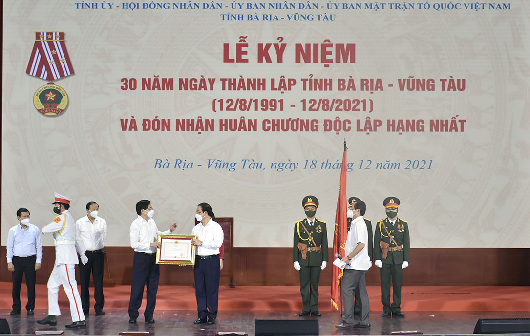 Lãnh đạo tỉnh thực hiện thử nghi thức đón nhận Huân chương Độc lập hạng Nhất tại buổi tổng duyệt.