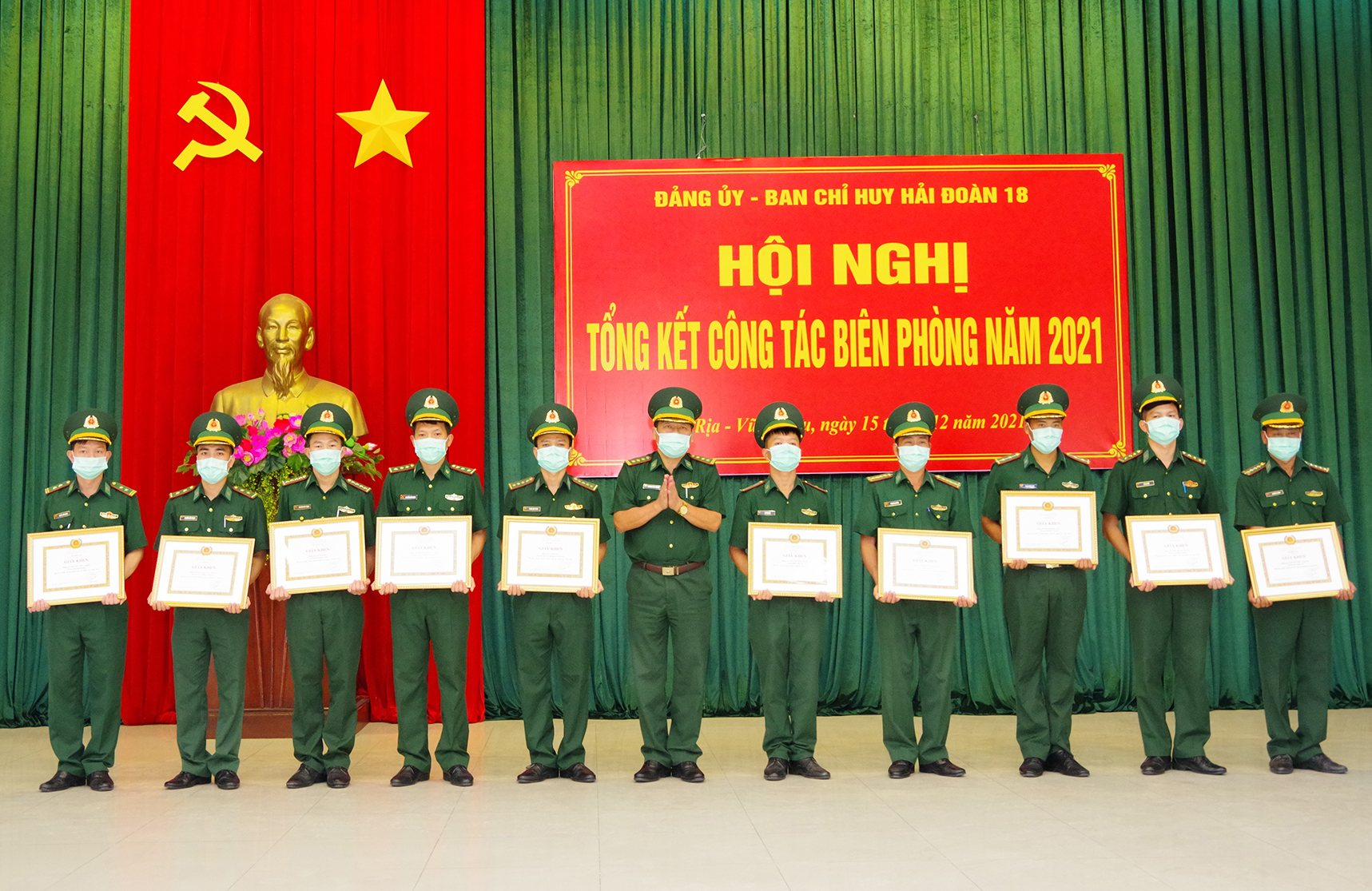 Thượng tá Trương Tất Thắng, Hải đoàn Trưởng Hải đoàn 18 trao danh hiệu Đơn vị quyết thắng, chiến sỹ thi đua năm 2021 cho các tập thể và cá nhân.