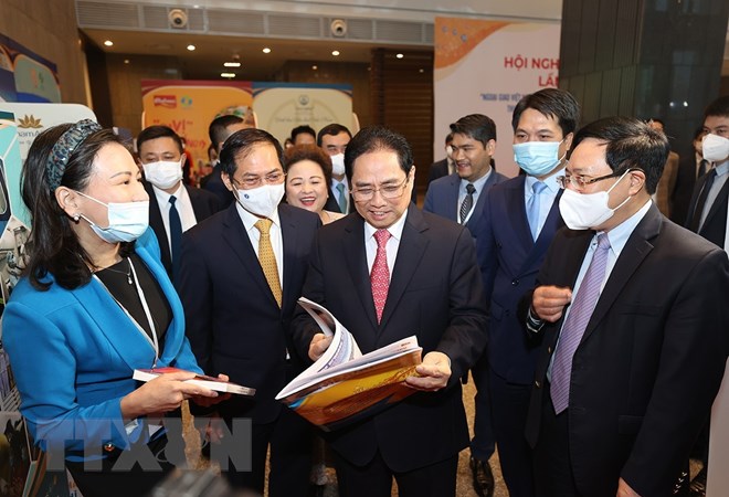 Thủ tướng Phạm Minh Chính và các đại biểu tham quan trưng bày sách, báo, tạp chí về các hoạt động ngoại giao của Việt Nam.