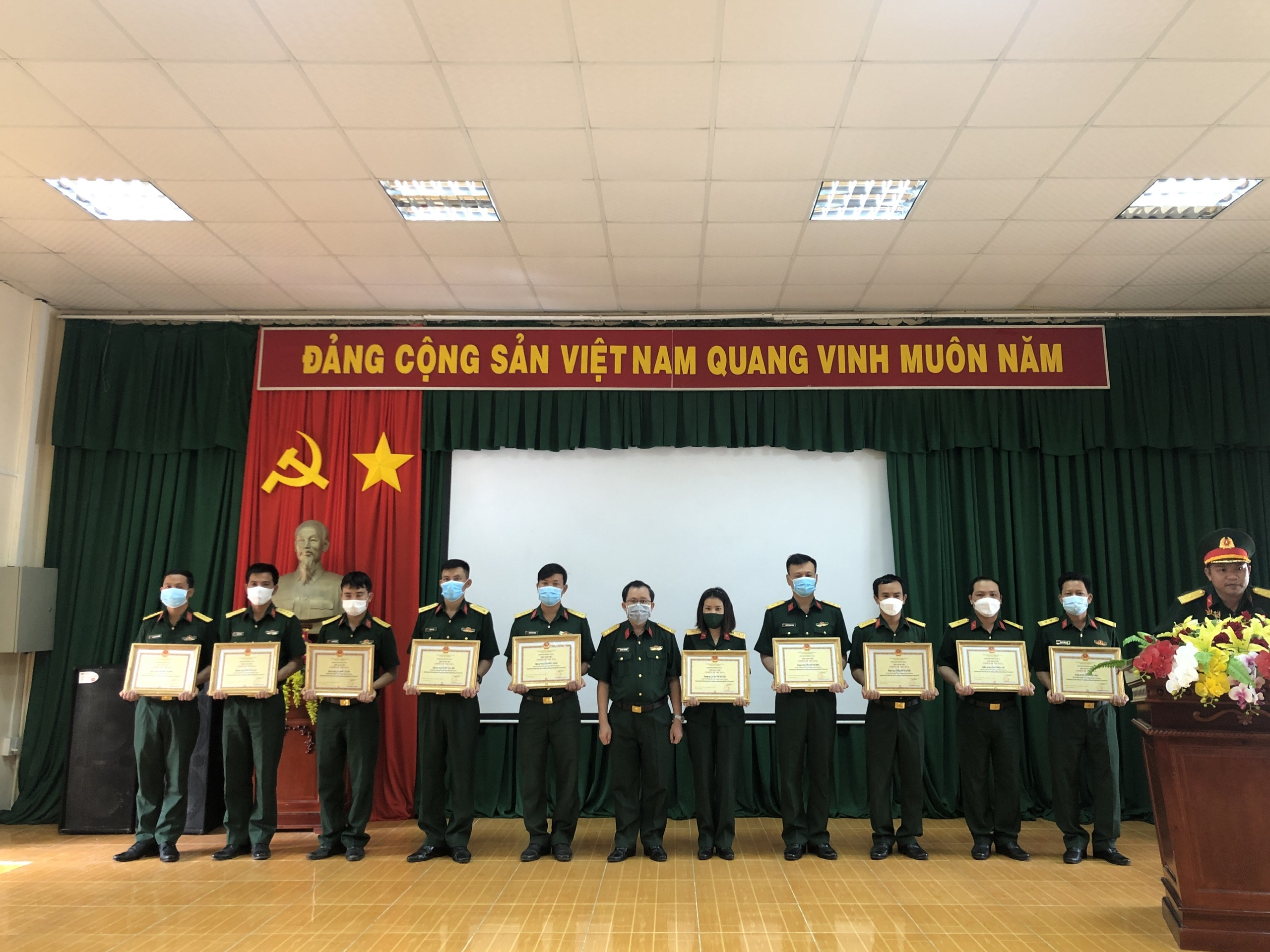 Đại tá Nguyễn Tâm Hùng, Chỉ huy trưởng Bộ CHQS tỉnh trao Giấy khen cho các tập thể và cá nhân đạt thành tích xuất sắc trong thực hiện nhiệm vụ năm 2021.