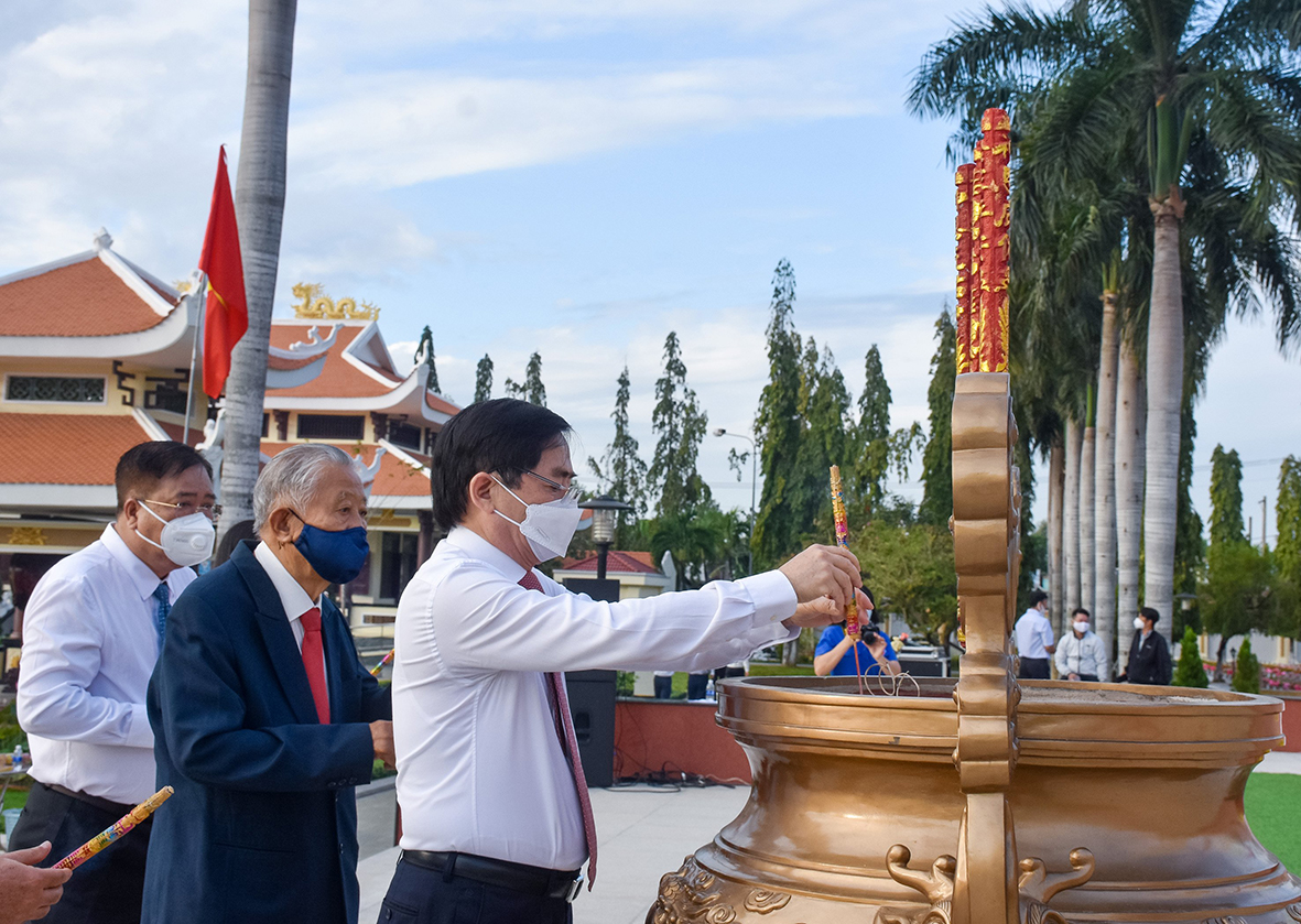 Ông Phạm Viết Thanh, Ủy viên Trung ương Đảng, Bí thư Tỉnh ủy, Chủ tịch HĐND tỉnh cùng lãnh đạo tỉnh qua các thời kỳ dâng hương tưởng nhớ các Anh hùng Liệt sĩ.