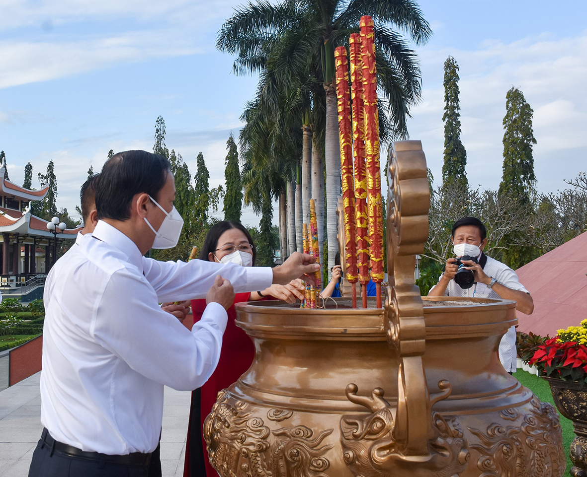 Ông Nguyễn Văn Thọ, Phó Bí thư Tỉnh ủy, Chủ tịch UBND tỉnh dâng hương tưởng nhớ các Anh hùng Liệt sĩ.