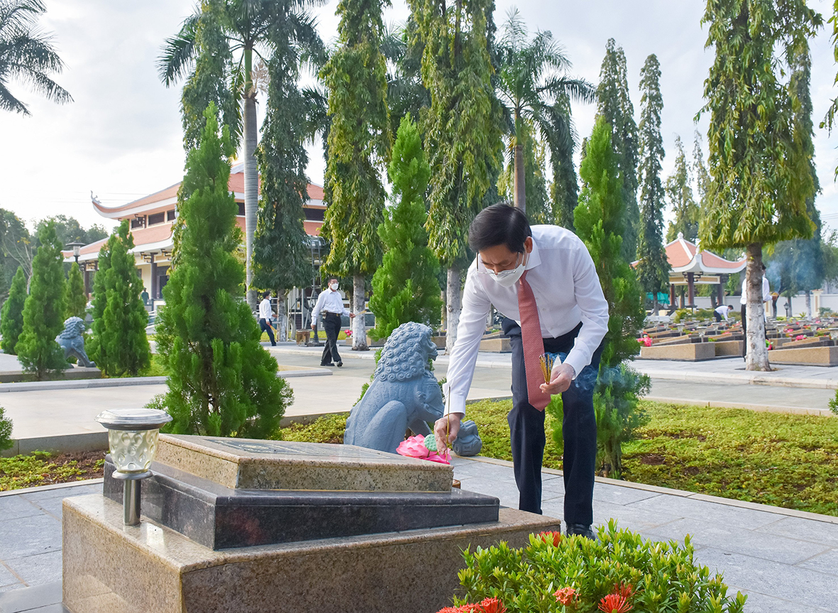 Ông Phạm Viết Thanh, Ủy viên Trung ương Đảng, Bí thư Tỉnh ủy, Chủ tịch HĐND tỉnh thắp hương tại các phần mộ liệt sĩ.