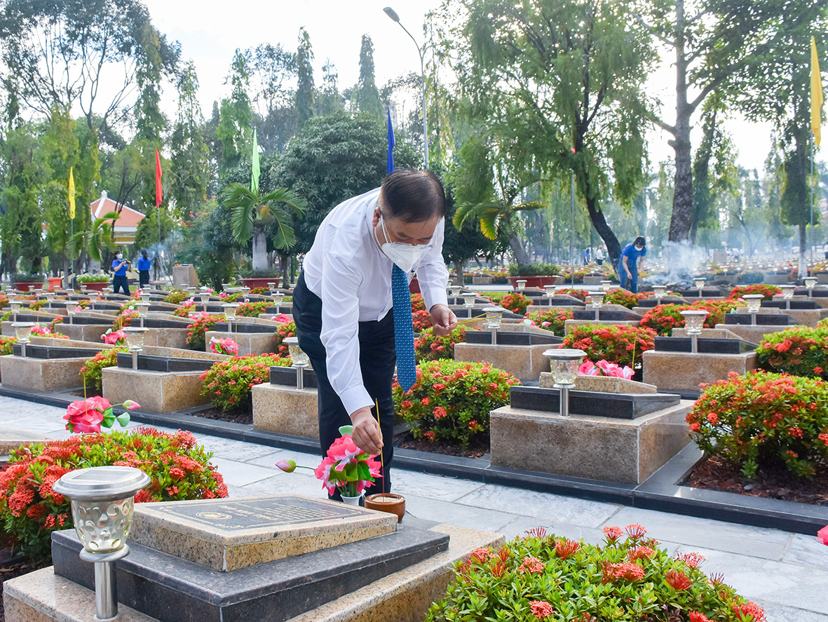 Ông Nguyễn Văn Trình, nguyên Phó Bí thư Tỉnh ủy, nguyên Chủ tịch UBND tỉnh thắp hương tại các phần mộ liệt sĩ.