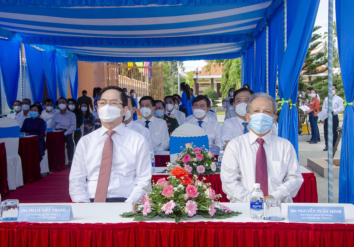 Ông Phạm Viết Thanh, Ủy viên Trung ương Đảng, Bí thư Tỉnh ủy, Chủ tịch HĐND tỉnh (hàng đầu, thứ nhất từ trái qua); ông Nguyễn Tuấn Minh, nguyên Ủy viên Trung ương Đảng, nguyên Bí thư Tỉnh ủy (hàng đầu, thứ nhất từ phải qua) tham dự Lễ hoàn thành Công trình cải tạo, nâng cấp Nghĩa trang Liệt sĩ tỉnh.