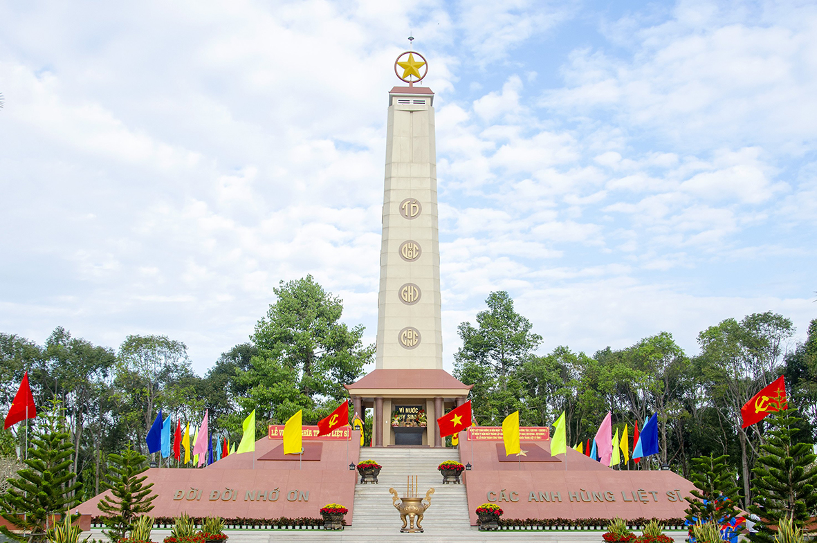 Thân Tượng đài Liệt sĩ được cải tạo, nâng cấp cao 27 mét, phần dưới thân tượng đài được xây mới.