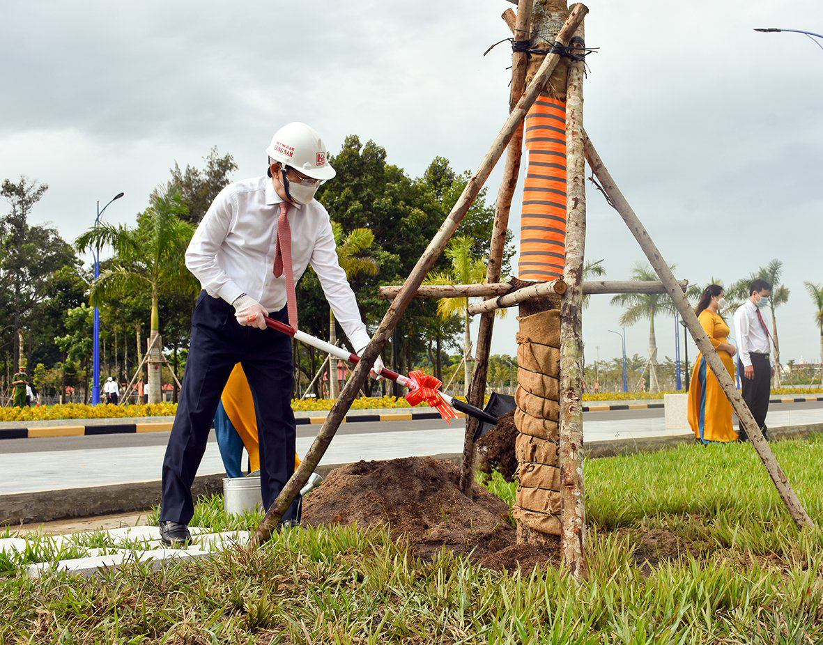 Ông Phạm Viết Thanh, Ủy viên Trung ương Đảng, Bí thư Tỉnh ủy, Chủ tịch HĐND tỉnh trồng cây kỷ niệm.