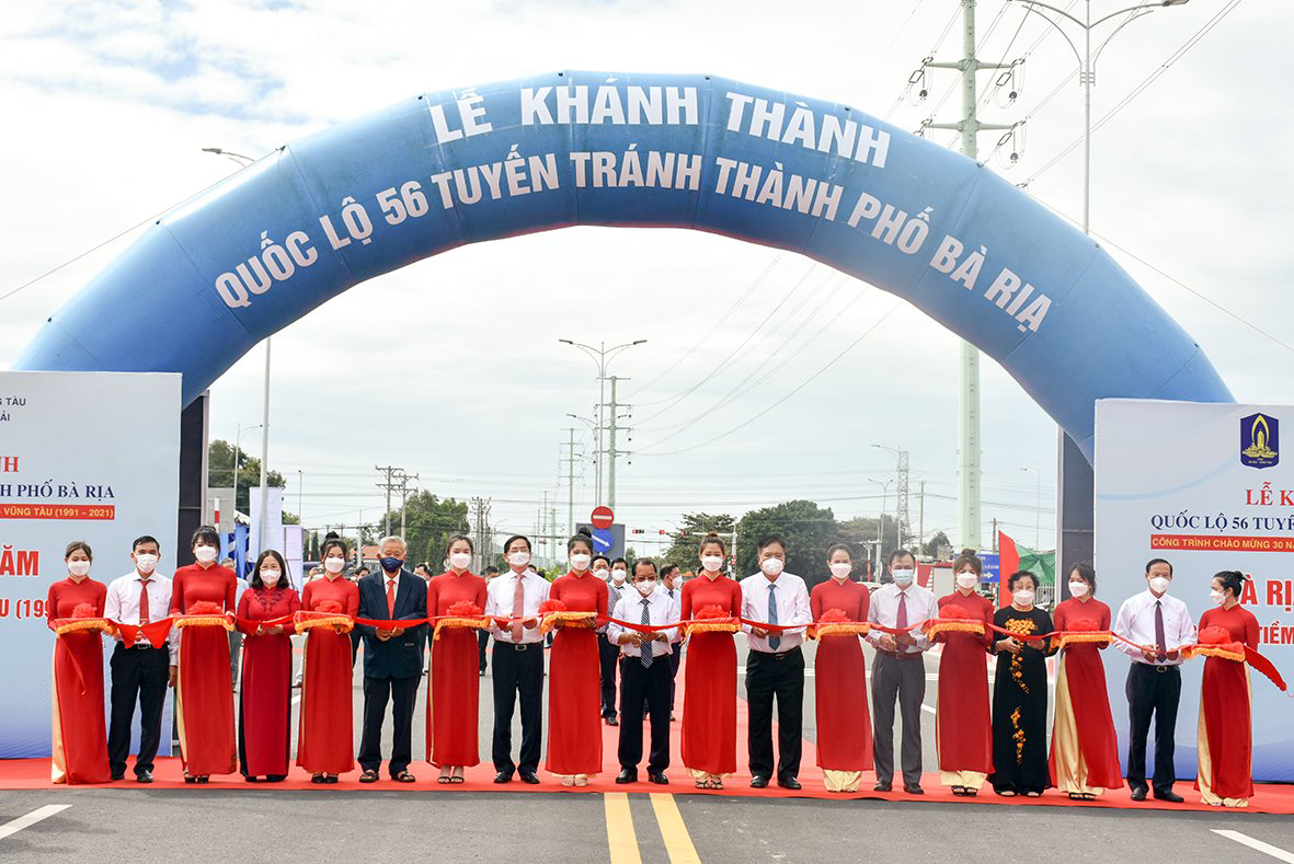 Lãnh đạo, nguyên lãnh đạo tỉnh thực hiện nghi thức cắt băng khánh thành Quốc lộ 56 - Tuyến tránh qua TP. Bà Rịa.