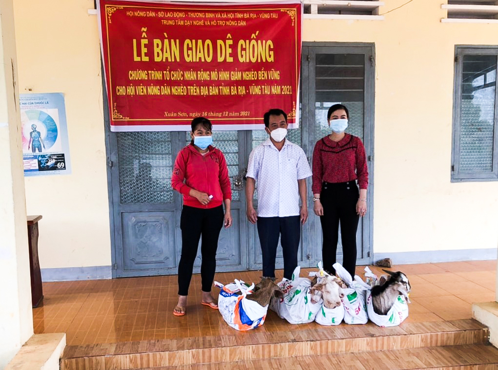 Ông Nguyễn Đạo Cứ, Trưởng Ban Kinh tế - xã hội (Hội Nông dân tỉnh), Giám đốc Trung tâm Dạy nghề và Hỗ trợ Nông dân tỉnh; bà Nguyễn Thị Kim Nga (phải), Phó Bí thư Thường trực Đảng ủy xã Xuân Sơn, trao dê giống cho gia đình bà Nguyễn Thị Hồng Hạnh (thôn Quảng Giao, xã Xuân Sơn), là hộ cận nghèo chuẩn Quốc gia.