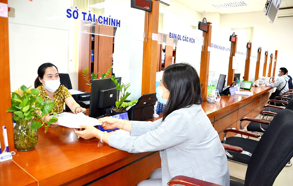 Đại diện DN làm thủ tục hành chính tại Trung tâm Phục vụ Hành chính công tỉnh  (số 4 Phạm Văn Đồng, TP. Bà Rịa).