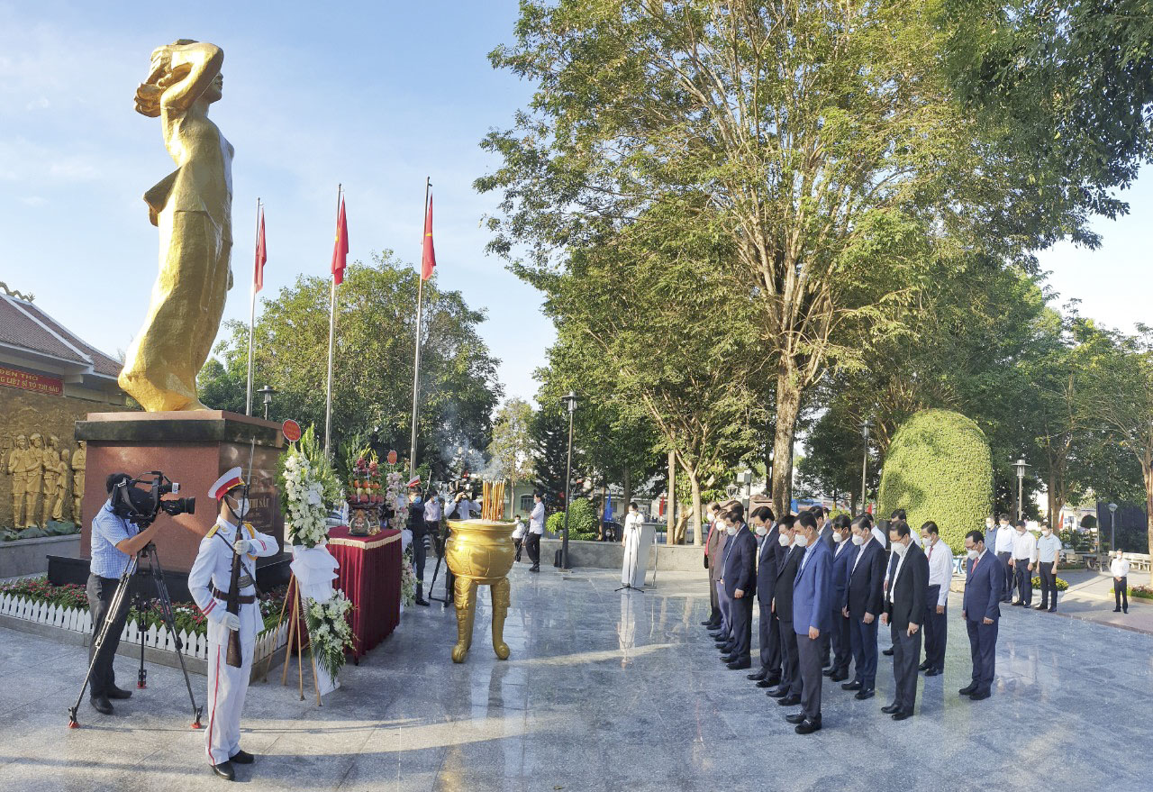 Thủ tướng Chính phủ Phạm Minh Chính cùng đại diện các bộ, ngành Trung ương, lãnh đạo tỉnh BR-VT dành một phút mặc niệm thành kính bày tỏ lòng biết vô hạn đối với nữ Anh hùng Liệt sĩ Võ Thị Sáu.