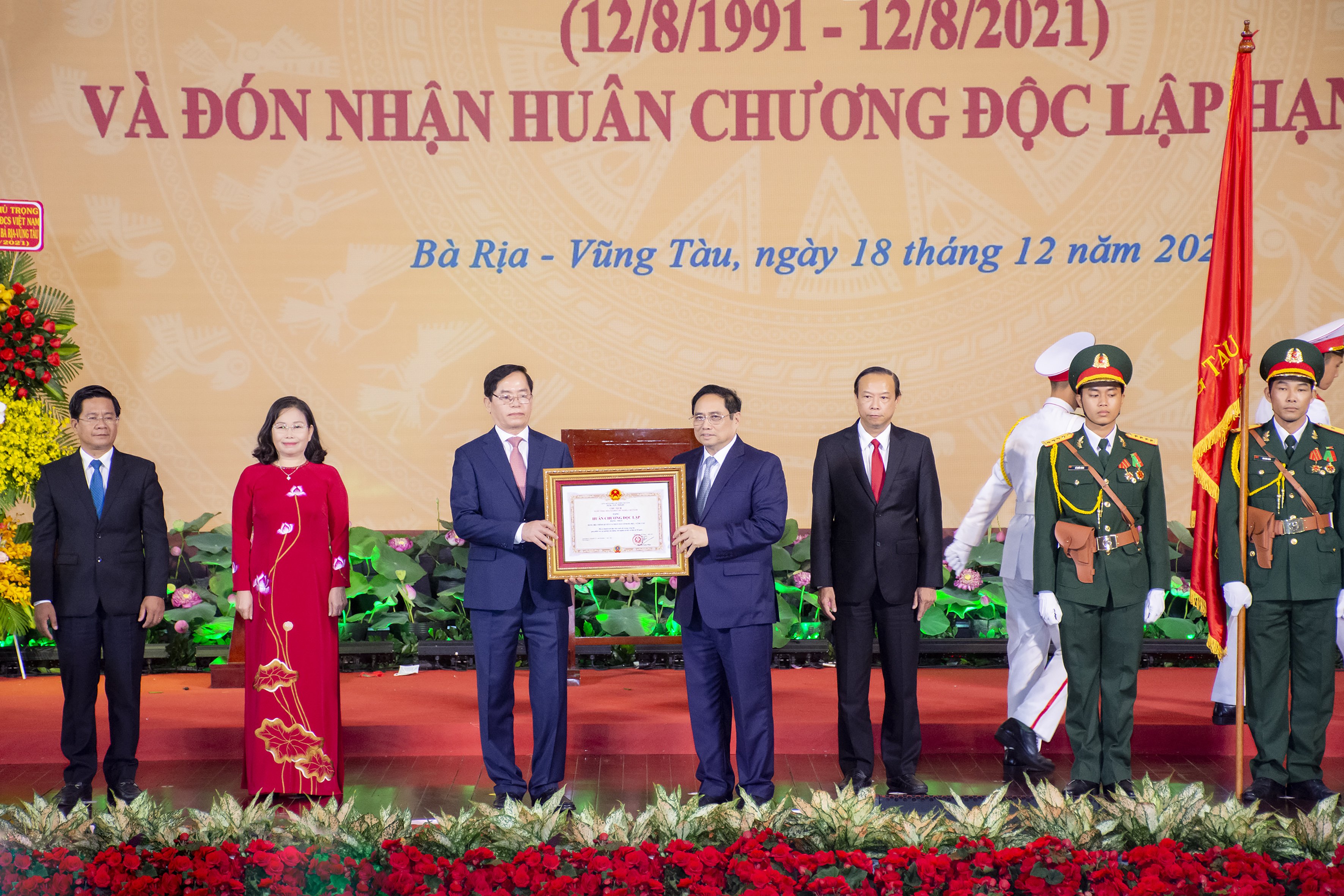 Thủ tướng Chính phủ Phạm Minh Chính trao Huân chương Độc lập hạng Nhất cho Đảng bộ, chính quyền và nhân dân tỉnh Bà Rịa-Vũng Tàu.