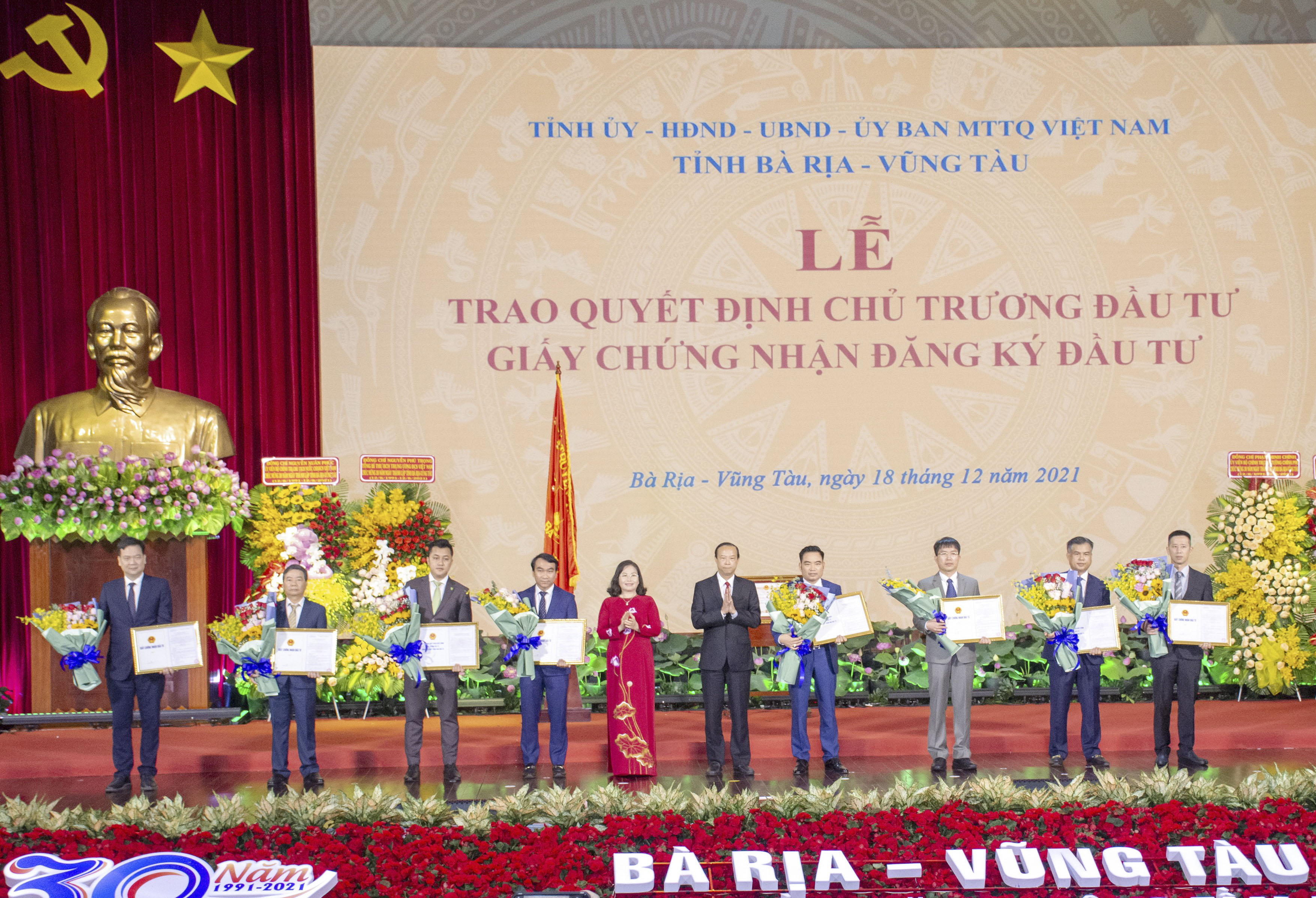 Bà Nguyễn Thị Yến, Phó Bí thư Thường trực Tỉnh ủy, Trưởng Đoàn ĐBQH tỉnh; ông Nguyễn Văn Thọ, Chủ tịch UBND tỉnh trao Giấy chứng nhận đăng ký đầu tư cho đại diện các dự án tại Lễ Kỷ niệm.