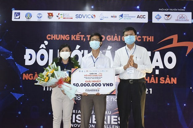 Ông Trần Duy Tâm Thanh, Phó Giám đốc Sở KH-CN trao giải cho nhóm tác giả của Trường CĐ Kỹ thuật và Công nghệ tỉnh BR-VT đạt giải Nhất cuộc thi.