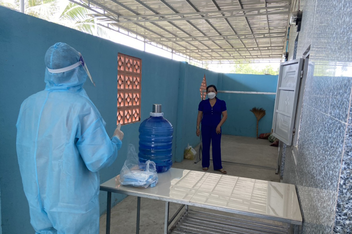  Bác sĩ của Trạm Y tế lưu động của xã Bình Châu (huyện Xuyên Mộc) tư vấn và cấp thuốc cho một F0 đang điều trị tại nhà.