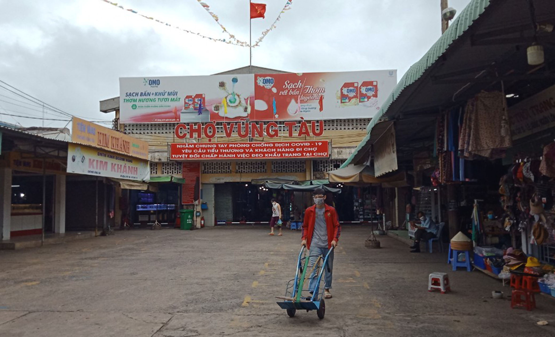 Chợ Vũng Tàu vắng khách mua hàng.