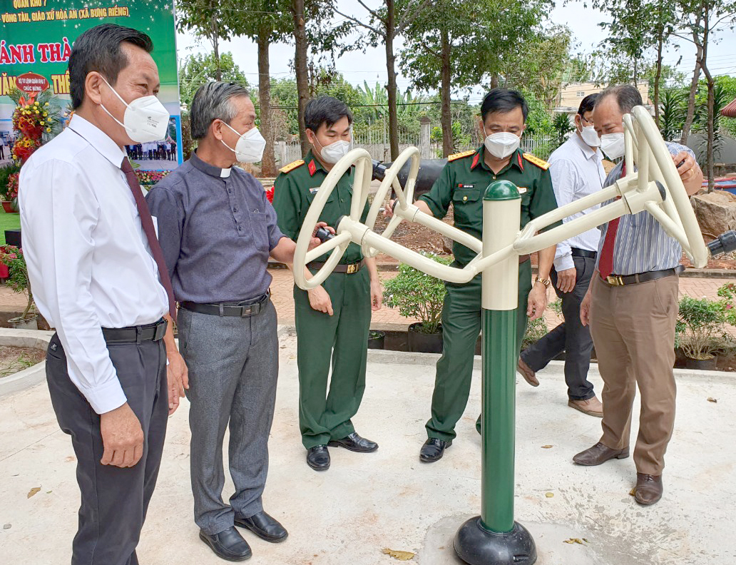 Đại diện Bộ Tư lệnh Quân khu 7, Bộ CHQS tỉnh  tham quan công trình văn hóa, thể dục - thể thao tại Giáo xứ Hòa An (xã Bưng Riềng, huyện Xuyên Mộc).