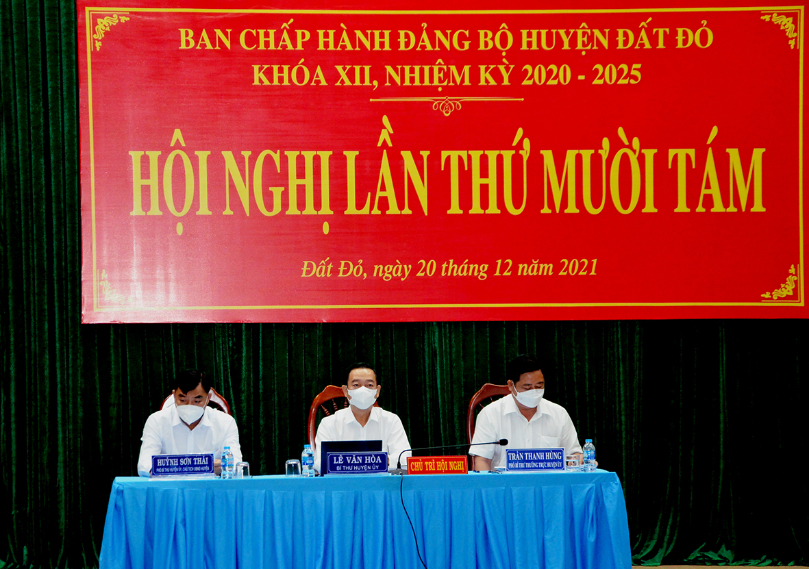 Chủ trì Hội nghị (từ trái sang) gồm các ông: Huỳnh Sơn Thái, Phó Bí thư, Chủ tịch UBND huyện Đất Đỏ; Lê Văn Hòa, Bí thư Huyện ủy, Chủ tịch HĐND huyện Đất Đỏ; Trần Thanh Hùng, Phó Bí thư Thường trực Huyện ủy Đất Đỏ.