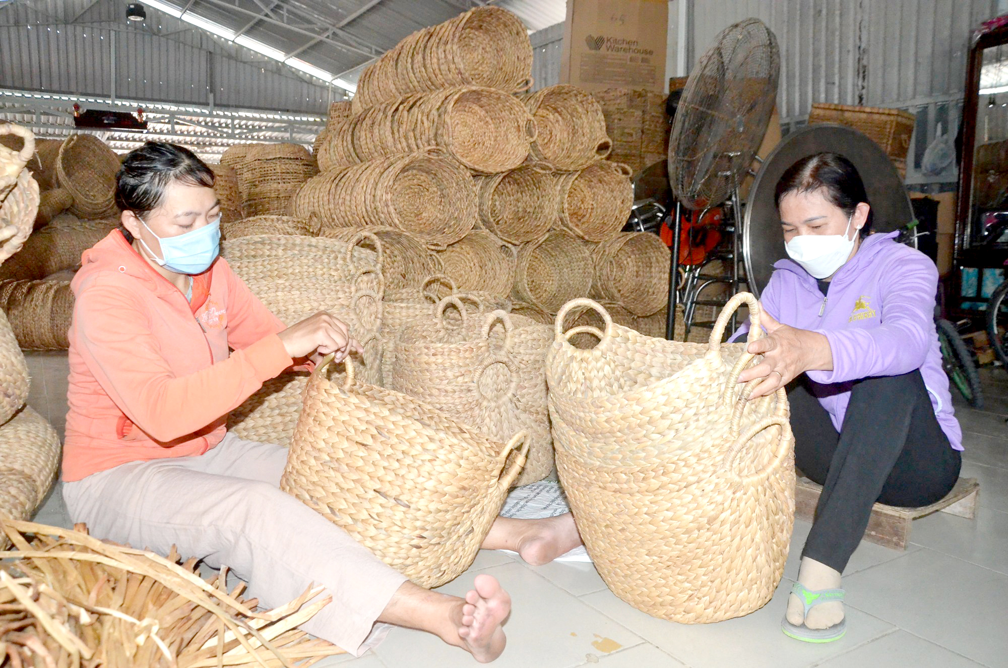 Công nhân Công ty TNHH SX-TM Hiệp Hòa (huyện Long Điền) gia công giỏ lục bình xuất khẩu  tại xưởng.