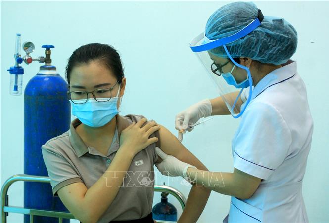 Nhân viên y tế tiêm vaccine phòng COVID-19 cho người dân tại thành phố Thái Bình. Ảnh: TTXVN