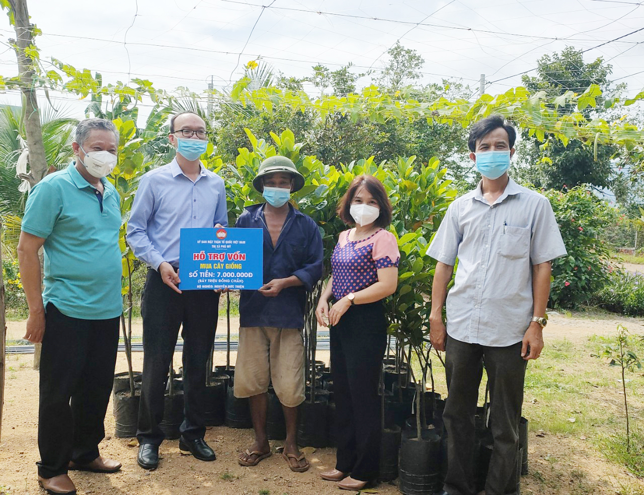 Anh Nguyễn Đức Thiện (xã Châu Pha) được hỗ trợ cây giống để phát triển sản xuất.