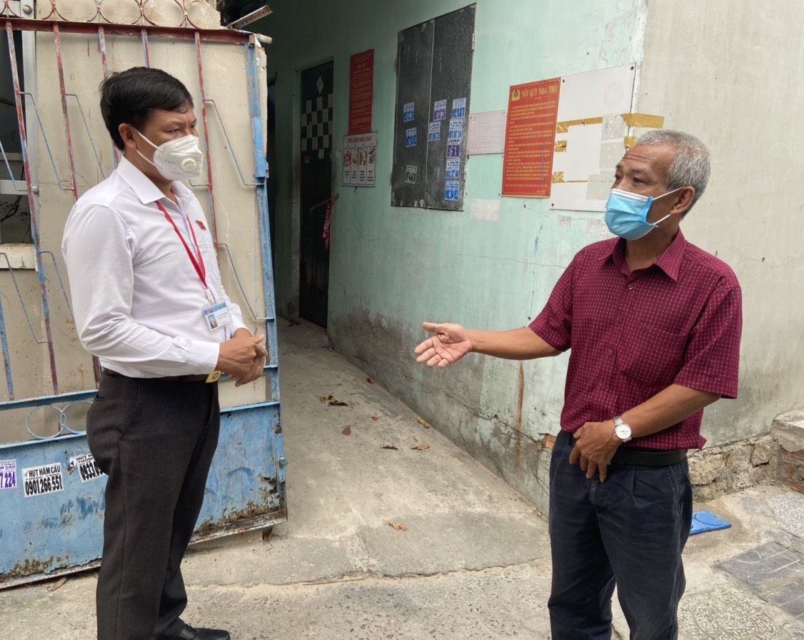 Ông Lâm Thành Sơn (trái), Phó Chủ tịch UBND phường 11, TP. Vũng Tàu vận động một chủ nhà trọ dành phòng để cách ly, điều trị F0.
