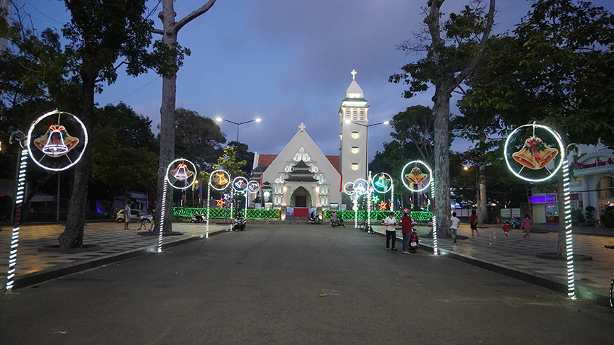 Giáo xứ Vũng Tàu lung linh trong đêm.