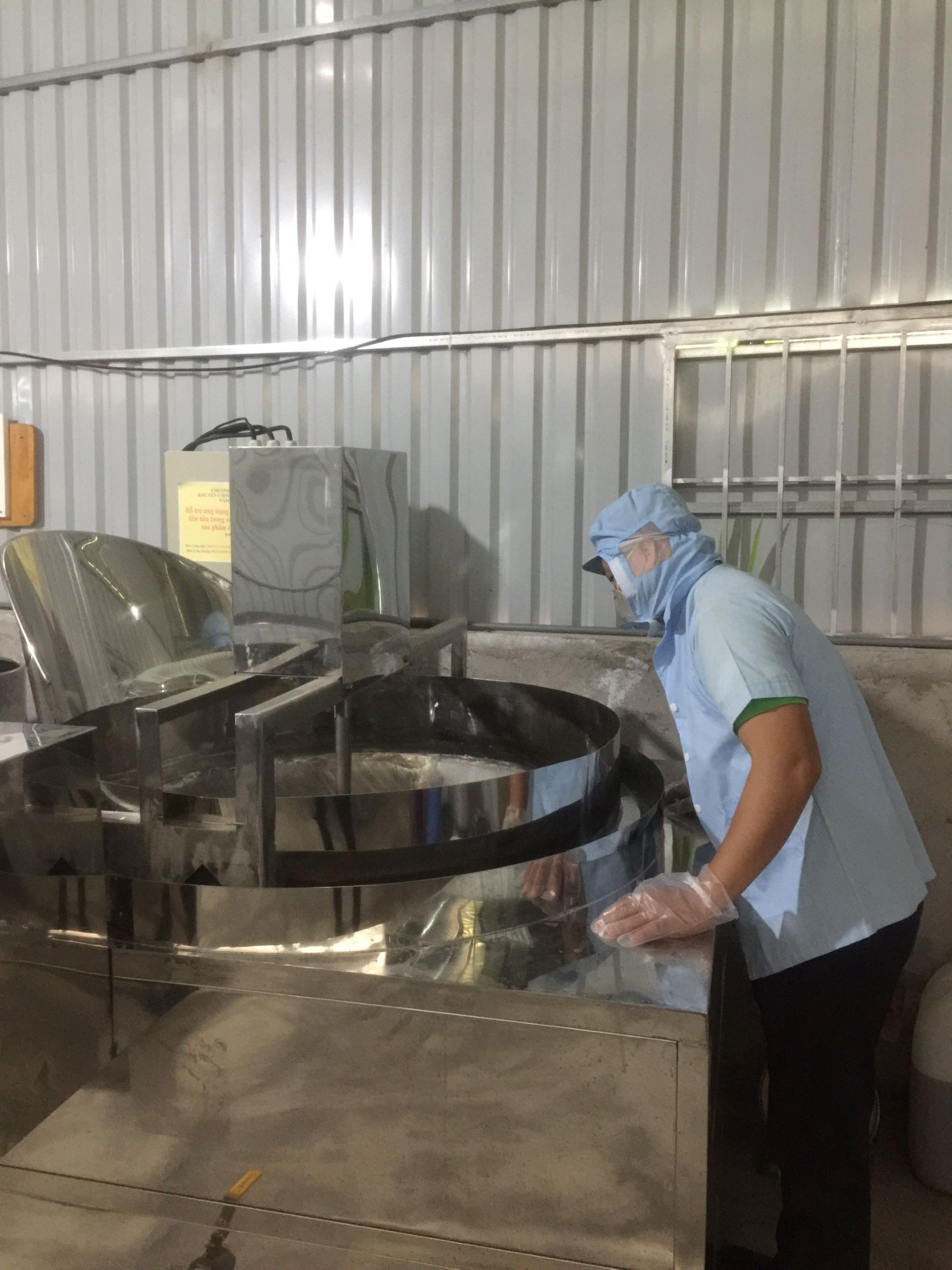 Công nhân vận hành máy chiết rót mật ong tại Công ty TNHH Kim Trúc Plus.