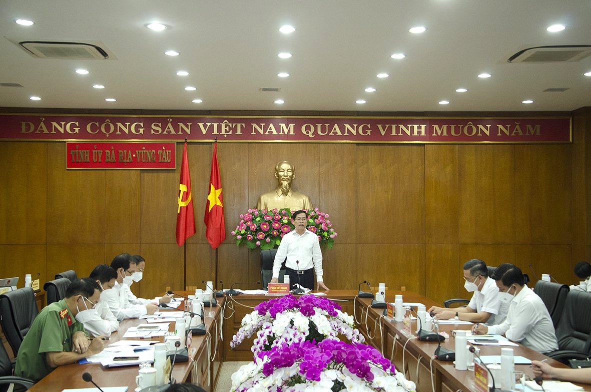 Ông Phạm Viết Thanh, Ủy viên Trung ương Đảng, Bí thư Tỉnh ủy, Chủ tịch HĐND tỉnh, Trưởng BCĐ Phòng, chống dịch COVID-19 tỉnh chủ trì cuộc họp.