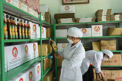 Sản phẩm mật ong đóng chai của Công ty TNHH Sản xuất TMDV Hạnh Phúc Oganic (ấp Phú Thiện, xã Hòa Hiệp, huyện Xuyên Mộc).