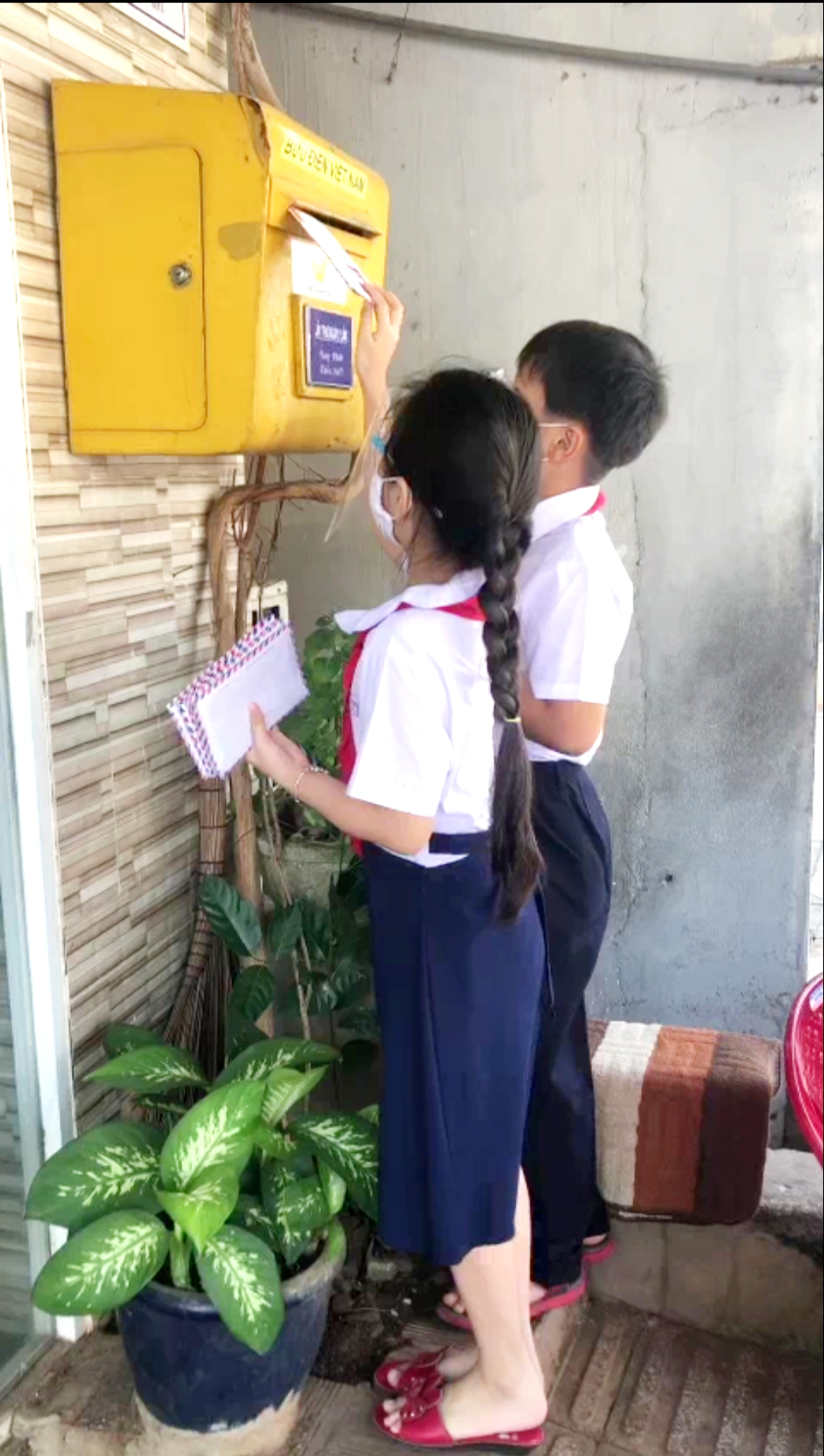Những cánh thư yêu thương được thầy trò Trường TH Phước Thắng gửi tới những người lính đang làm nhiệm vụ bảo vệ chủ quyền Tổ quốc.
