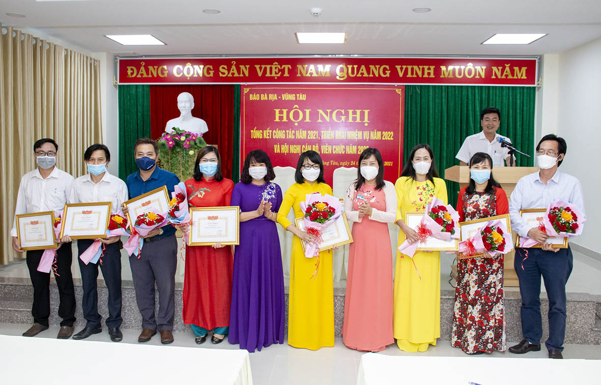 Đại diện Ban Biên tập Báo Bà Rịa-Vũng Tàu trao Giấy khen và tặng hoa chúc mừng CBCC đạt danh hiệu Chiến sĩ thi đua cấp cơ sở năm 2021.