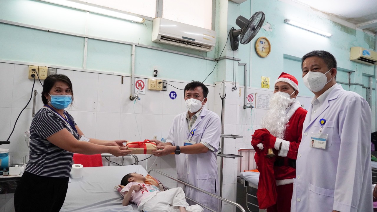 Bác sĩ Nguyễn Thanh Phước, Giám đốc Bệnh viện Vũng Tàu tặng quà cho một bệnh nhi đang điều trị tại bệnh viện, cơ sở cũ ở 22 Lê Lợi.